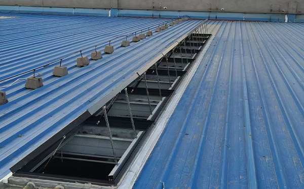 某城市大型商业综合体中庭原州排烟窗工程