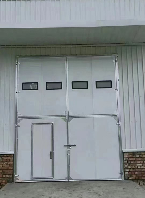 原州工业门在设备装配车间出入口的实施记录